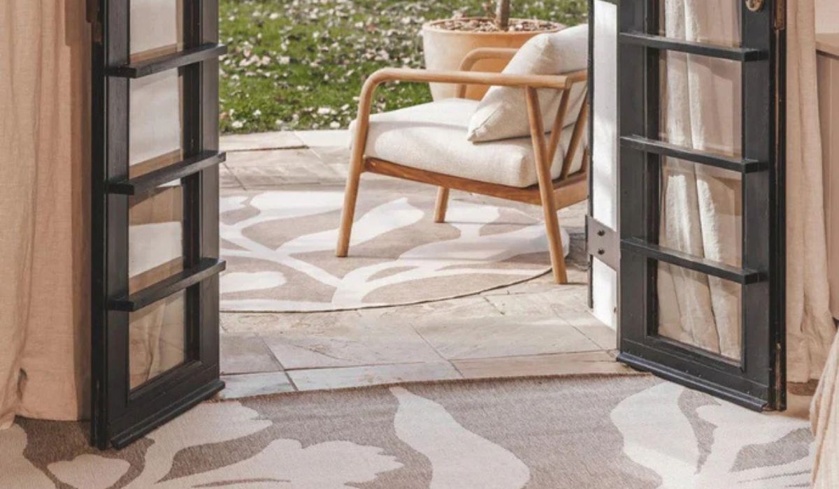 Outdoor rugs on a stylish patio deck – weather-resistant and durable outdoor rugs from Woodka Interiors
