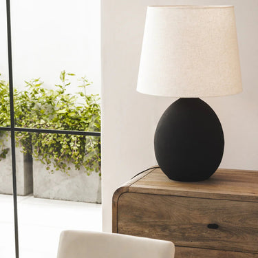 Luxurious and bold Baloo Table Lamp  in black for large spaces