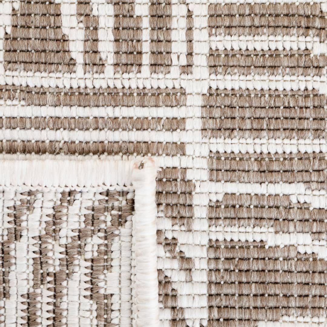 The intricate pattern that winds its way across the rug of the Kinky Rug in Sandcastle.