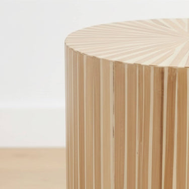 edge pattern of the radial side table with a a mother of pearl finish 