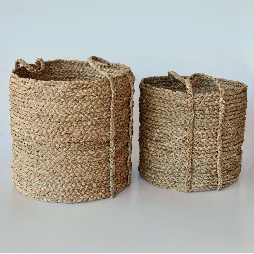 Round seagrass baskets in two sizes for versatile décor.