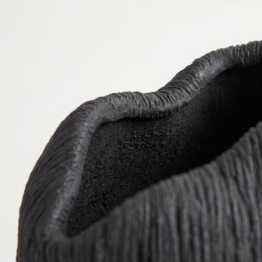 Deep black ribbed vase top rim with fine ridges.