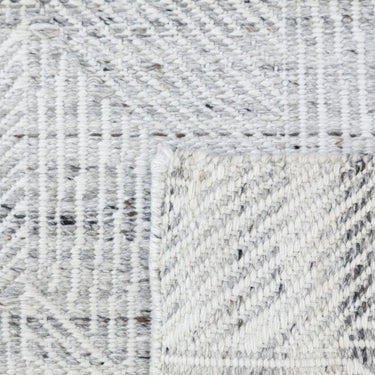 sunstrokes outdoor rug in Gull closeup